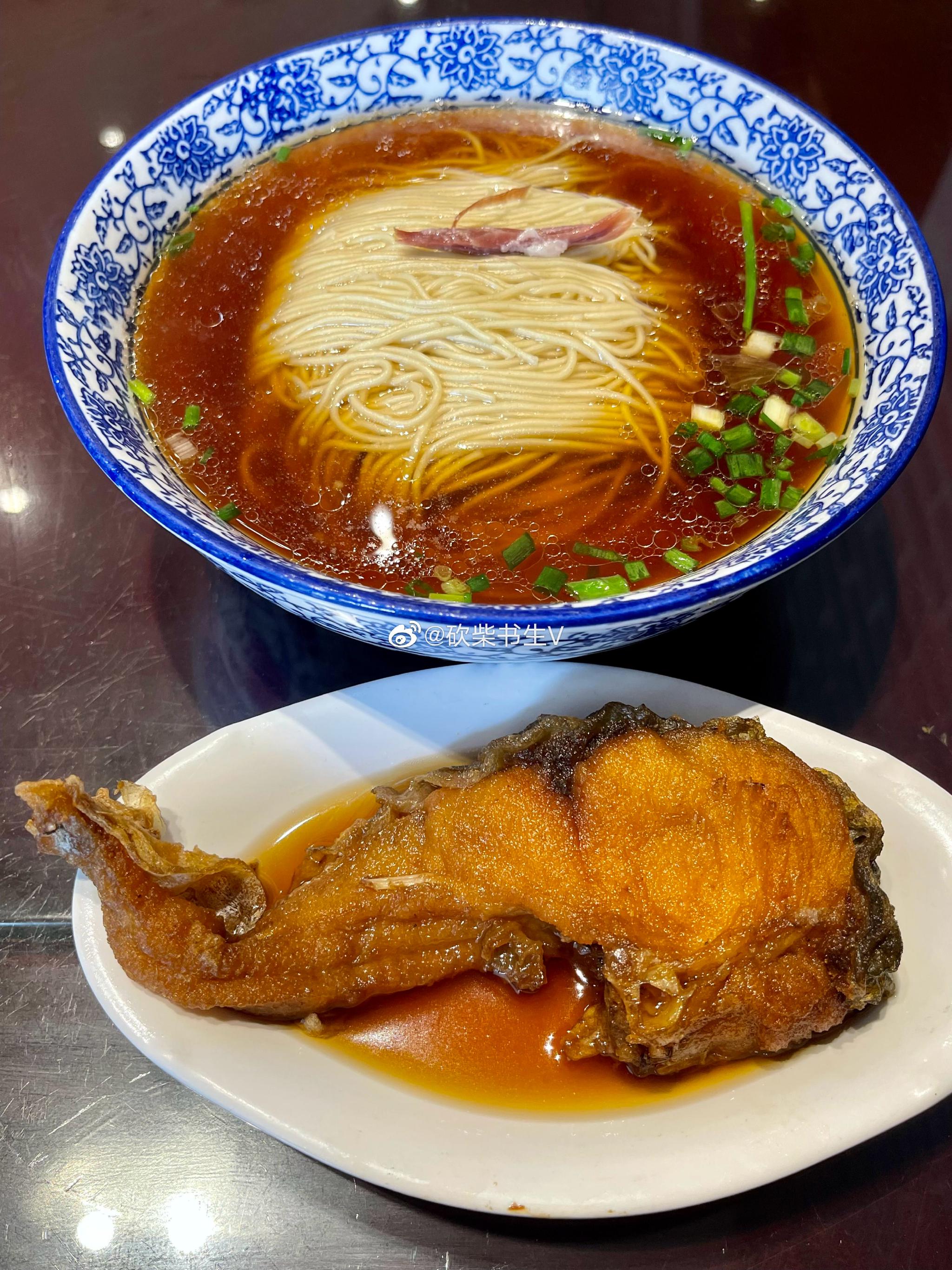 这碗苏式面的色泽不错,汤呈琥珀色,有食欲吧?__财经头条