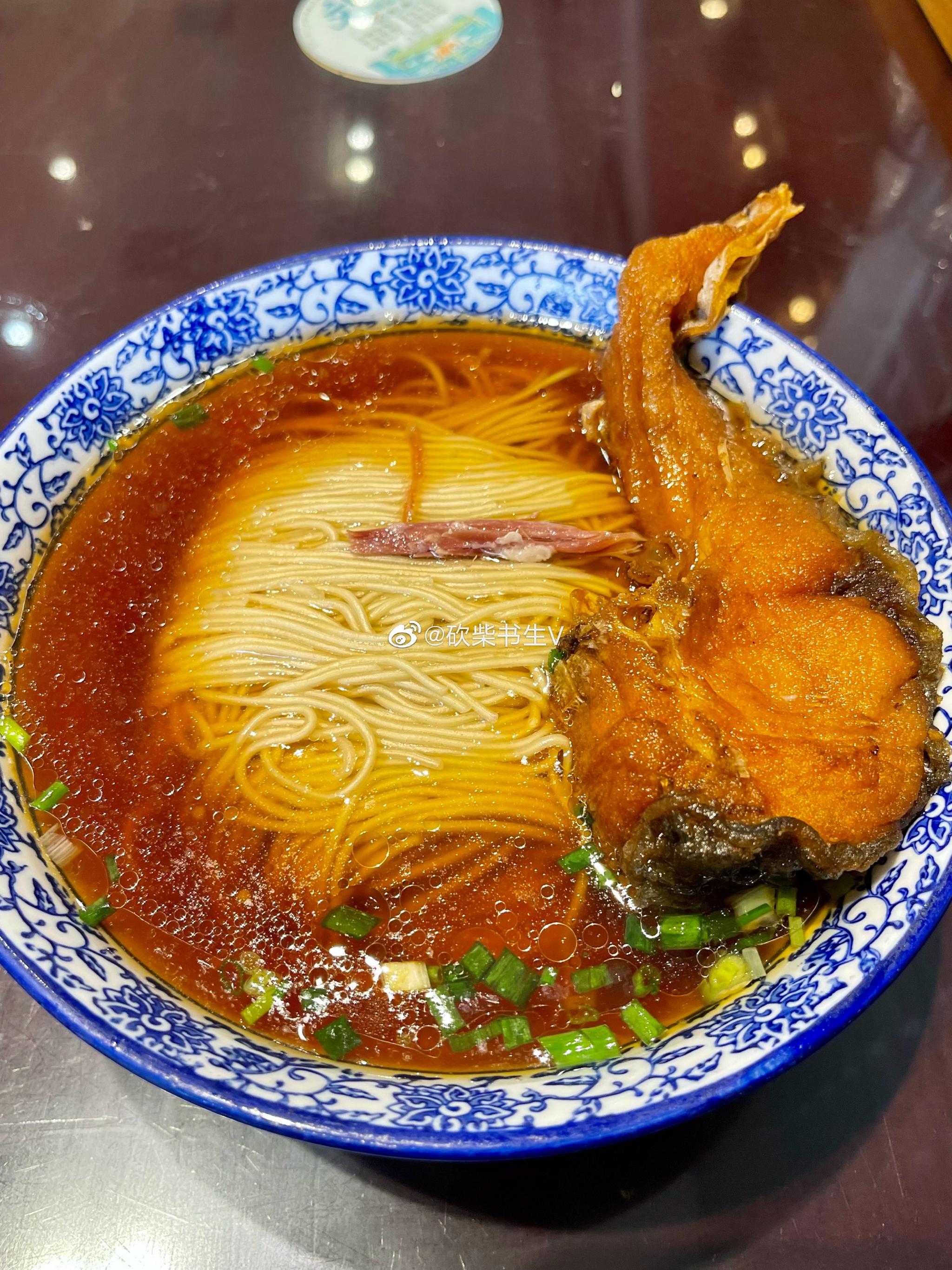 这碗苏式面的色泽不错,汤呈琥珀色,有食欲吧?__财经头条