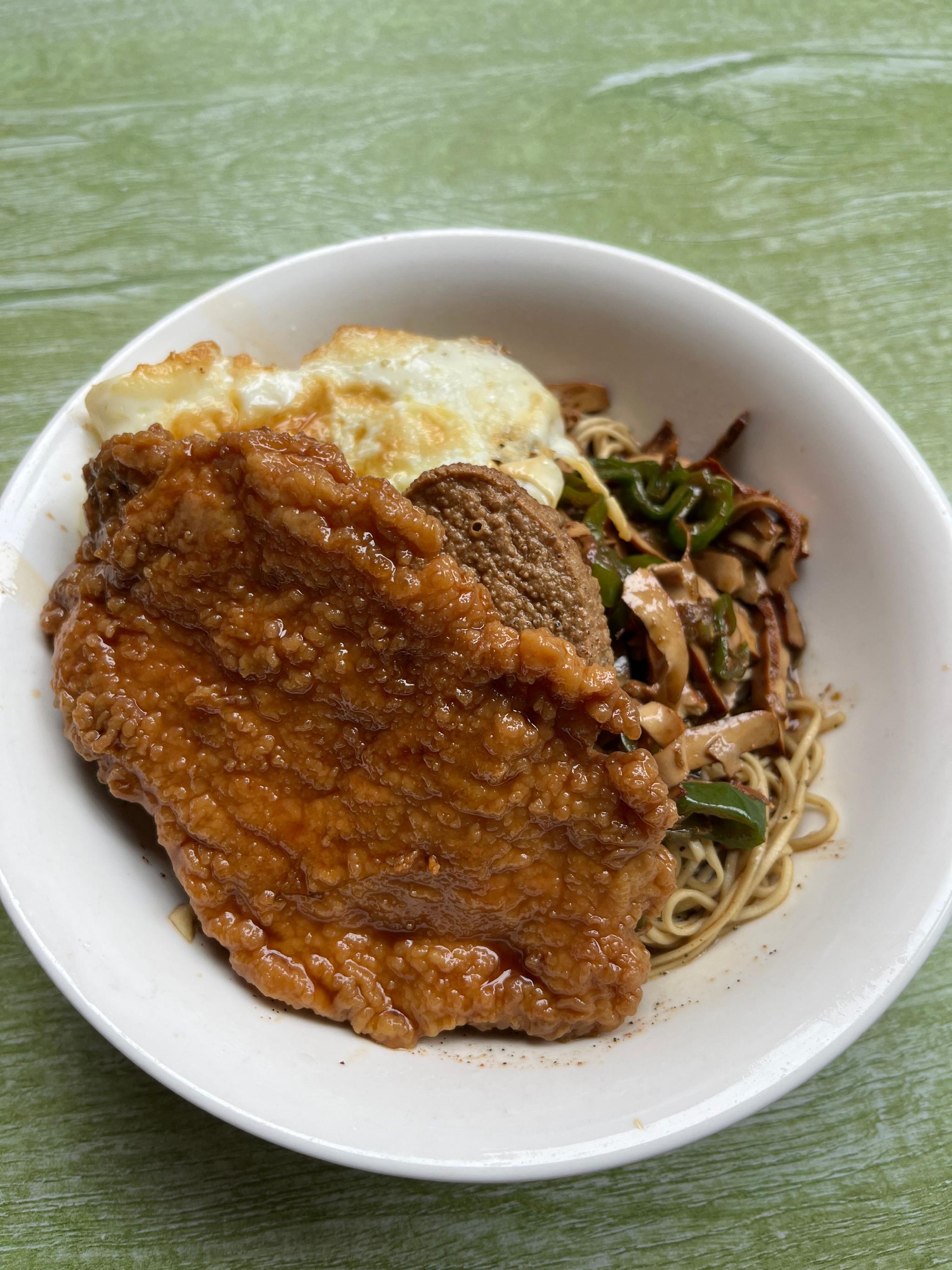 南京高邮面馆 大排面筋煎蛋93青椒肉丝拌面 一家"破破"的小店