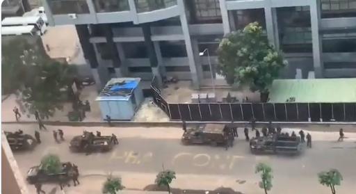 几内亚发生兵变 军车驶过激烈交火 几内亚总统被“叛军”包围视频曝光是真的吗？休闲区蓝鸢梦想 - Www.slyday.coM