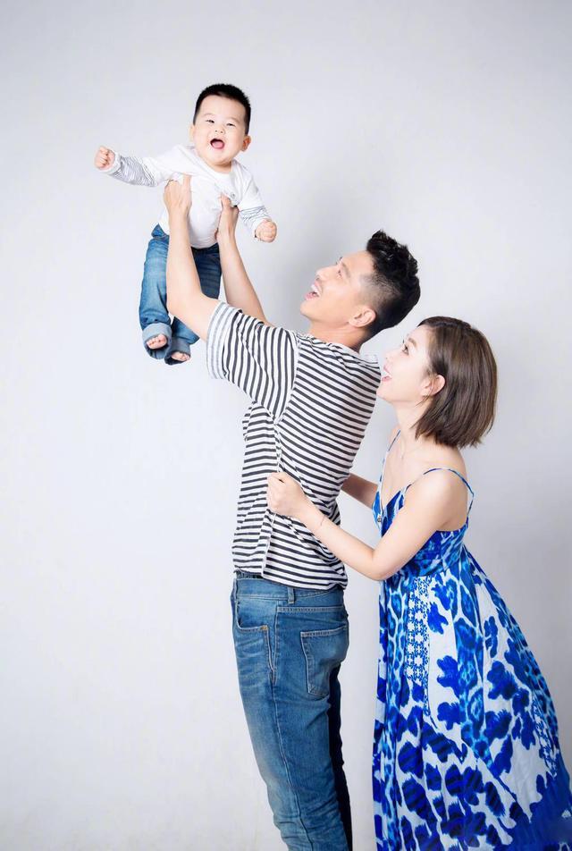 李小萌一家三口拍大片,穿蓝色吊带连衣裙满脸幸福,真是人生赢家