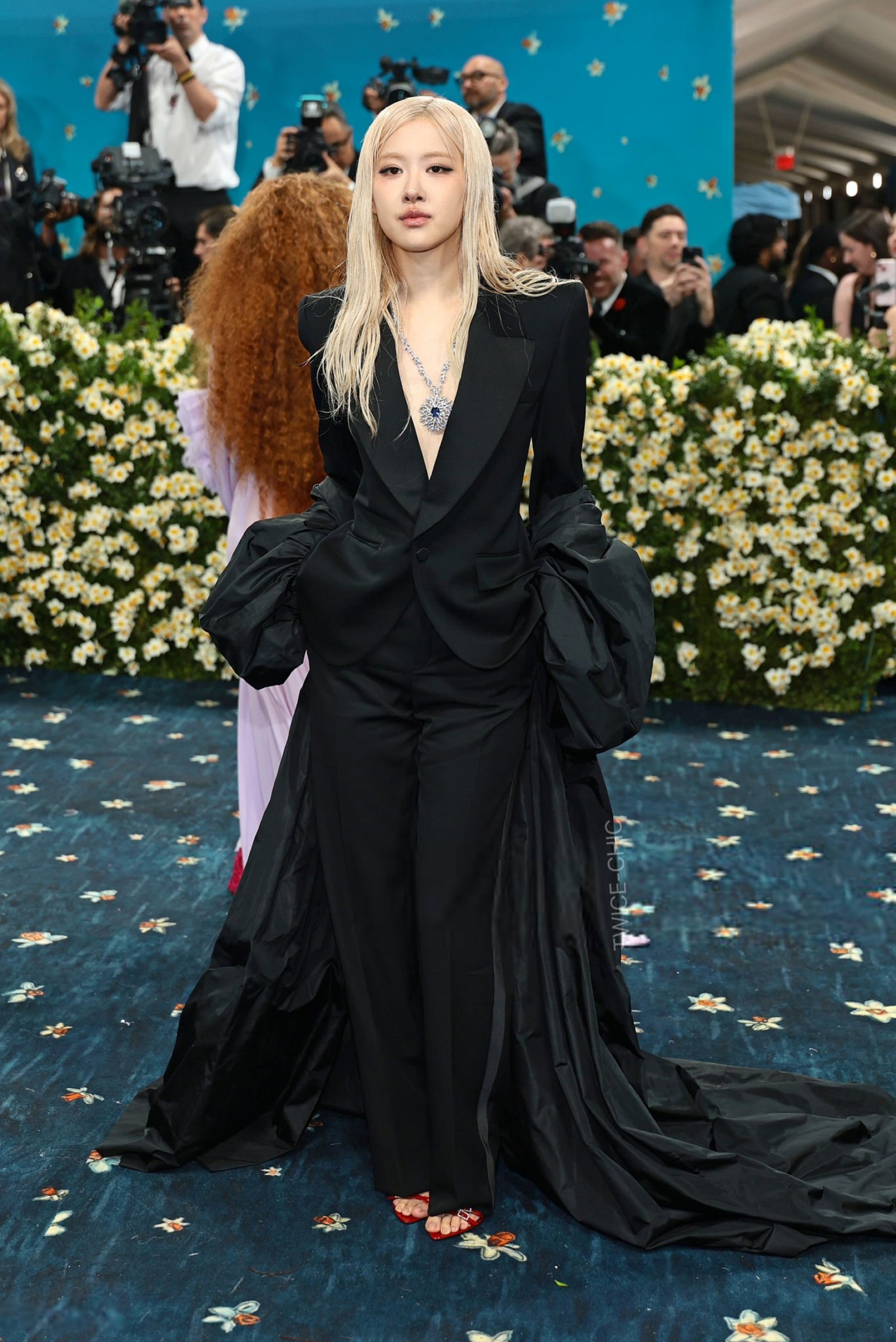 朴彩英metgala黑色西装披肩造型亮相,湿发处理显日系酷感