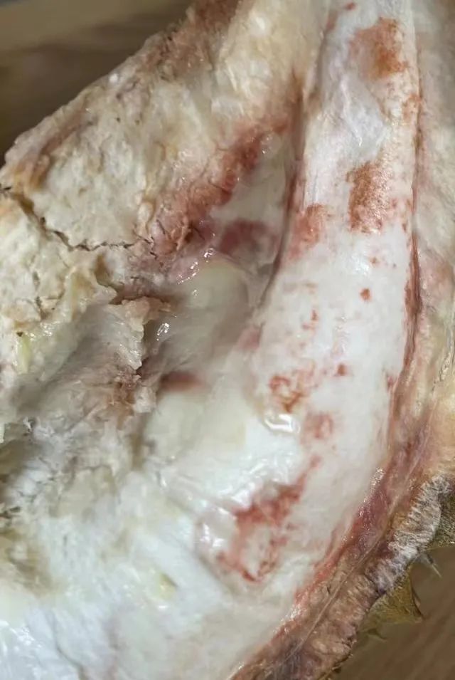 在螃蟹菜品中吃出蛆虫.