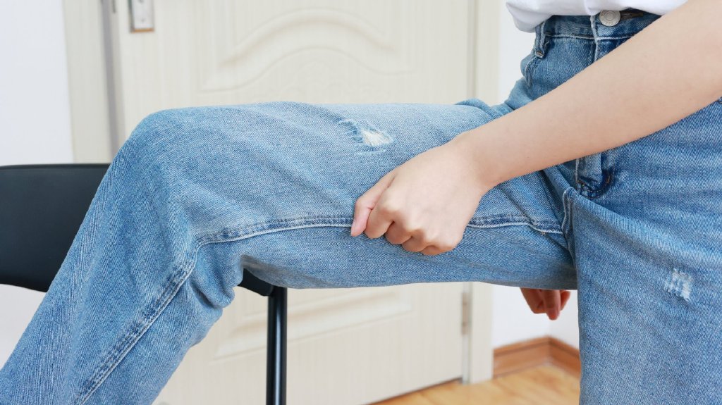 敲打大腿内侧最方便的方法就是从腹部由上而下地进行推拿,帮助体内