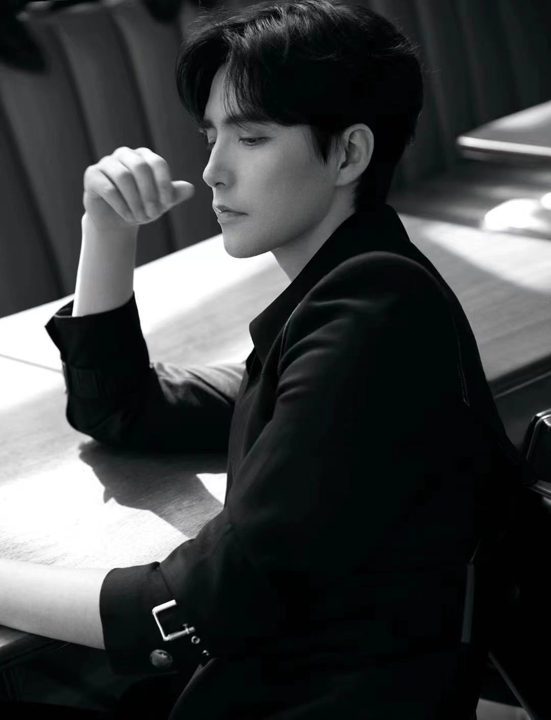 阿云嘎一袭黑色造型 帅气又迷人!