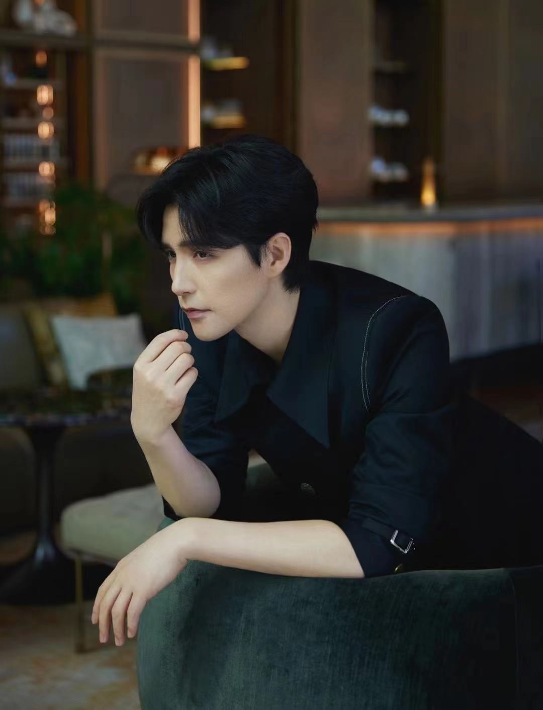 阿云嘎一袭黑色造型 帅气又迷人!