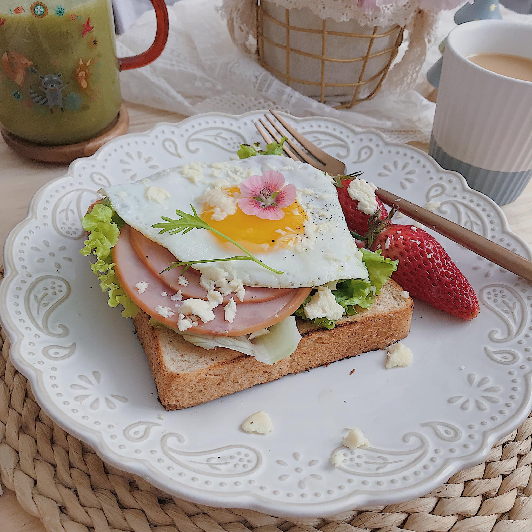 周五的早餐继续三明治,蔬果汁,奶咖不知道大家周末安排了什