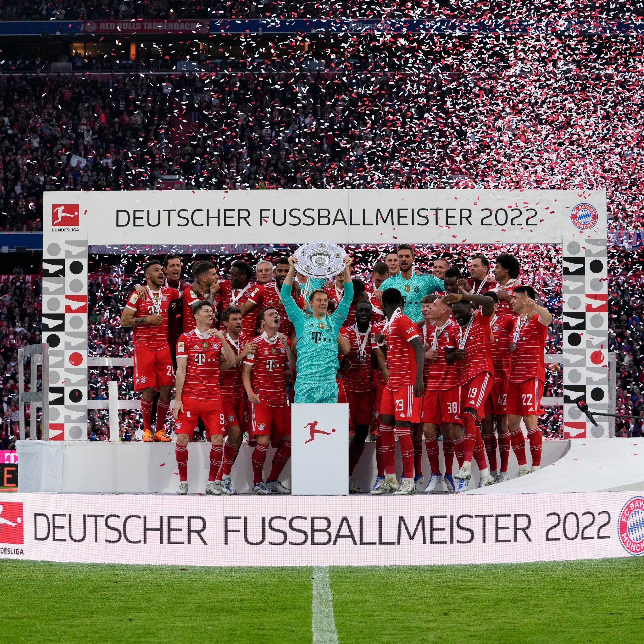 拜仁慕尼黑正式举起德甲冠军奖盘