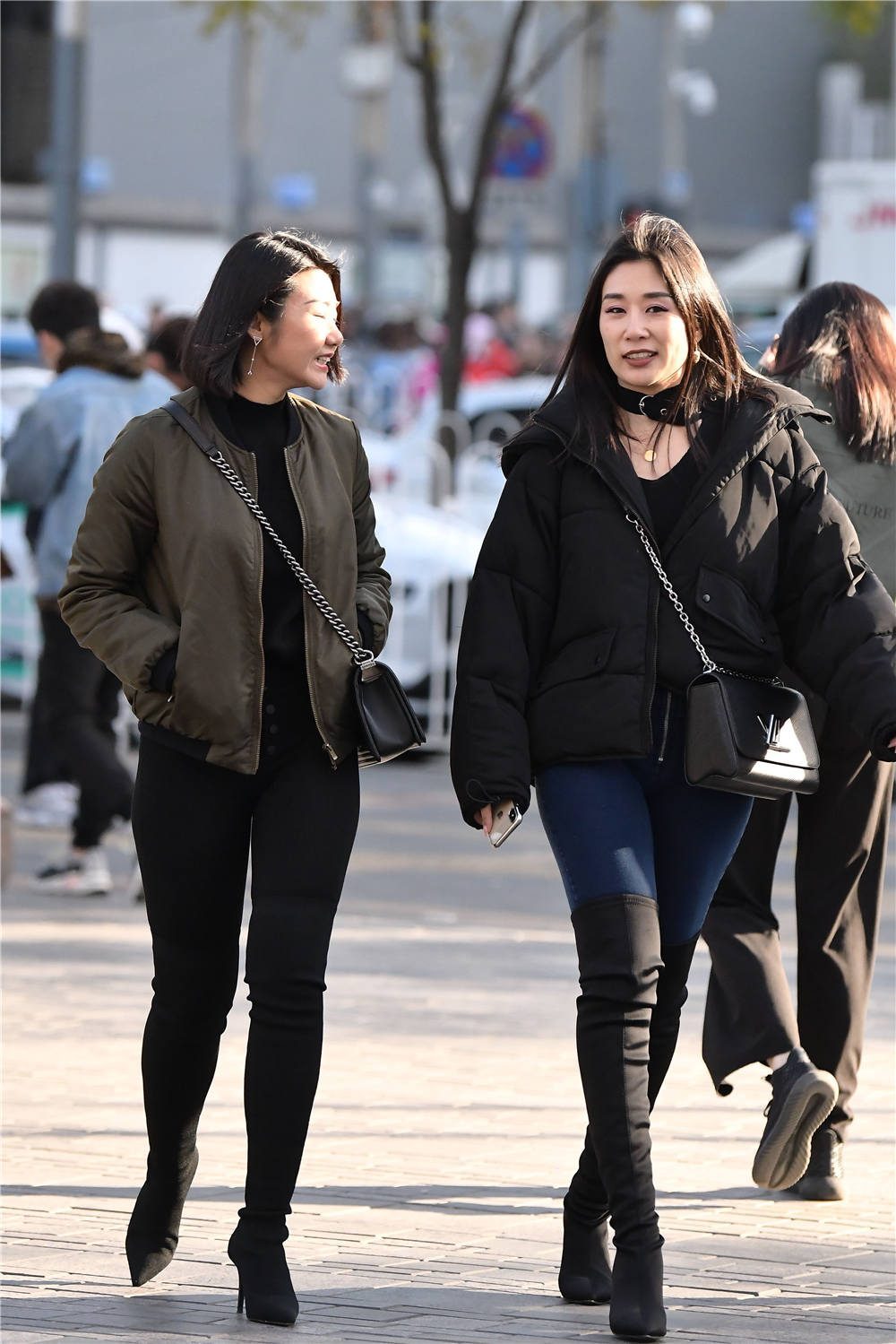 尖头细跟袜靴6厘米的高度搭配紧身裤衬托出微胖身材