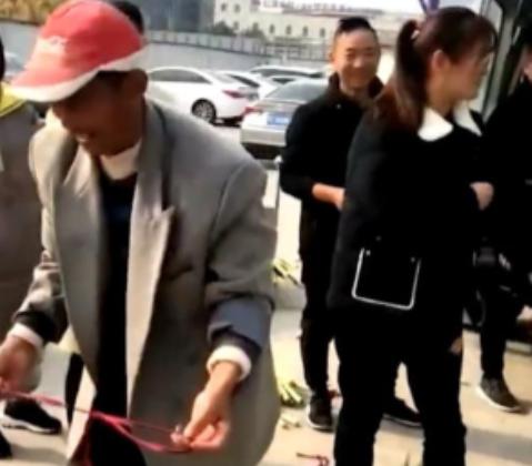 城管围抢73岁老农甘蔗，政府已登门致歉，网友自发帮老人卖甘蔗休闲区蓝鸢梦想 - Www.slyday.coM