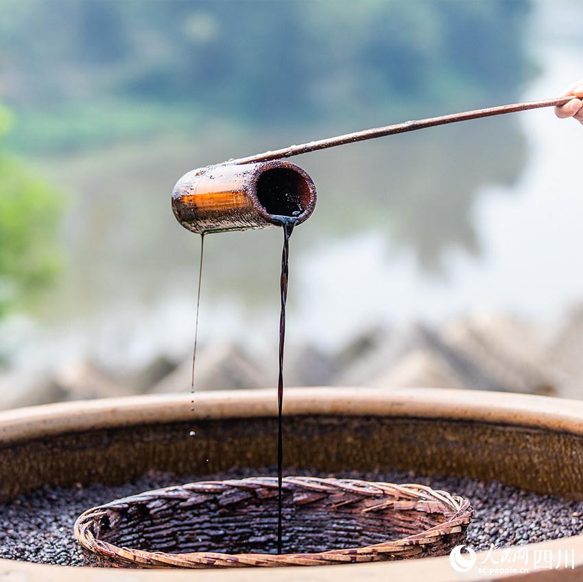 四川合江传承非遗技艺古法酿造酱油