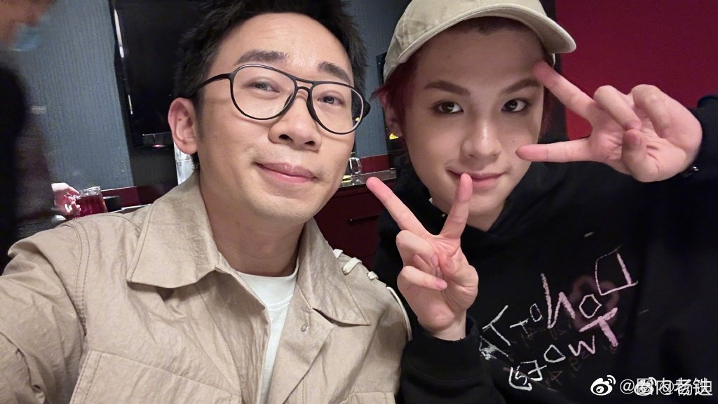 杨迪晒照为黄明昊庆生,黄明昊生日照!_高清图集_新浪网