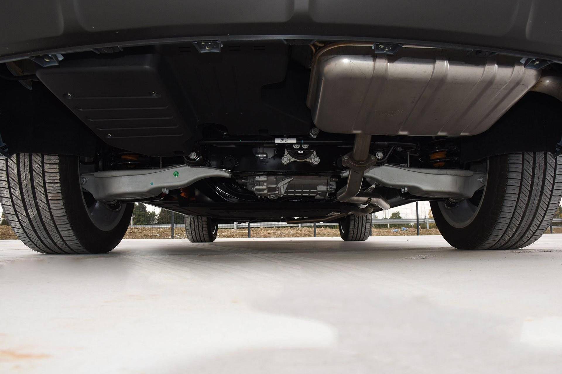 国产豪车扫盲：32万5米SUV，1000km续航理想ONE真能吊打蔚来？