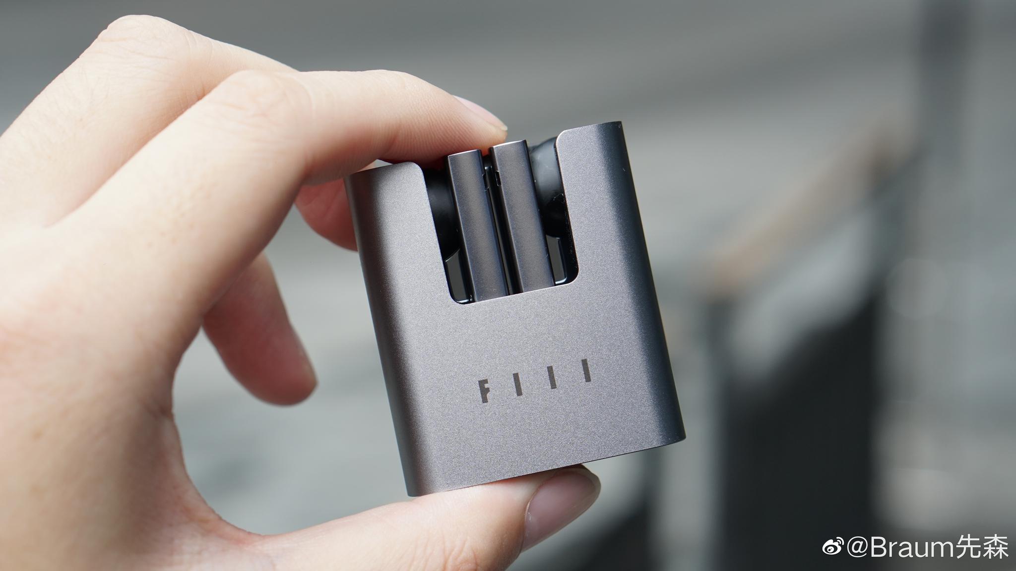fiilcc这款tws耳机设计蛮特别的充电盒非主流的圆润设计
