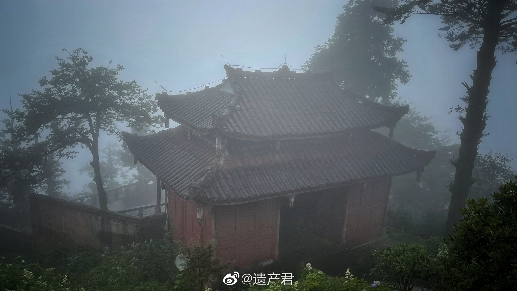 云雾中的峨眉山洗象池寺庙建筑群
