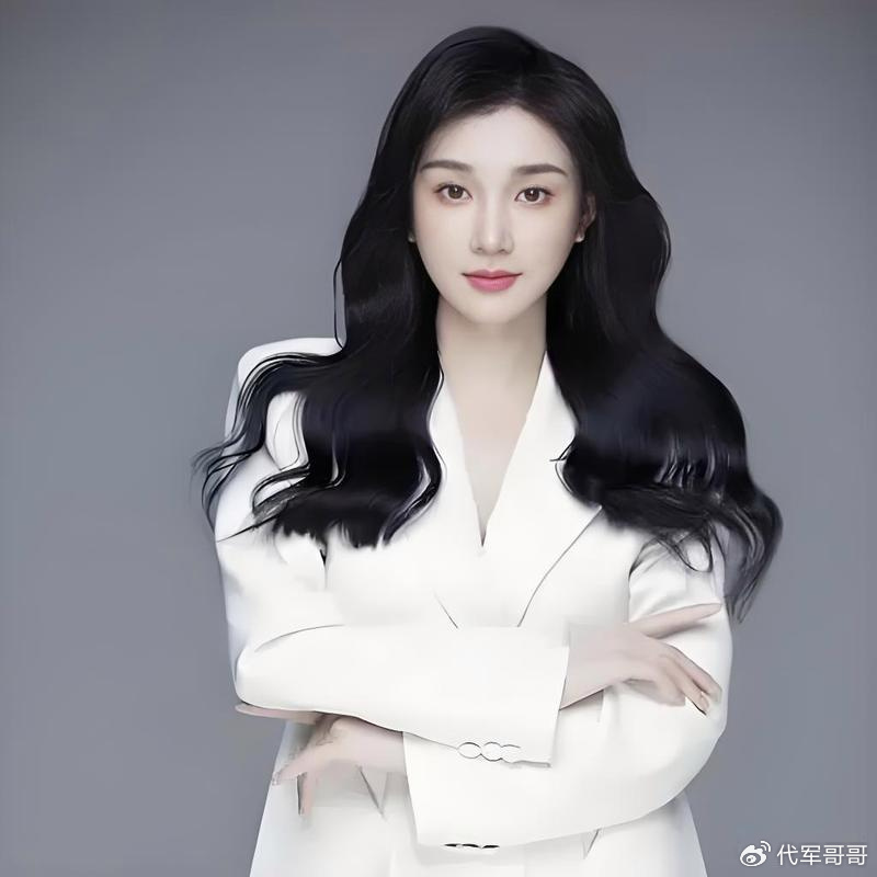 离婚7个月,杨子带23岁新女友李隽子住进豪宅,她到底什么来头?