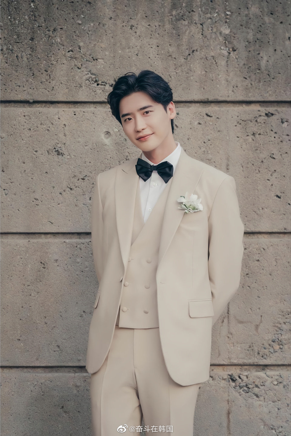 新公开的黑话律师允儿李钟硕婚纱照画报