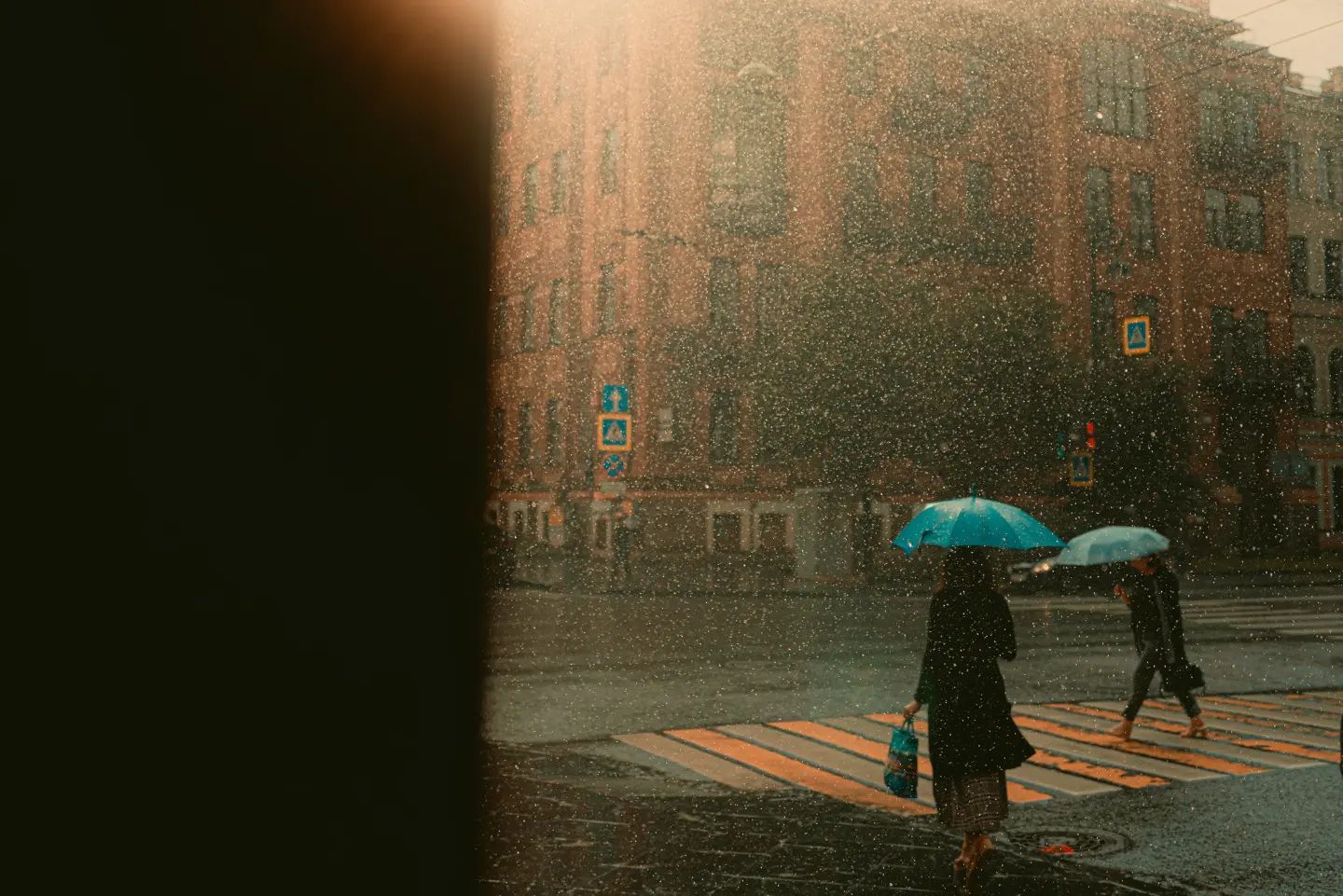 雨天的街头 | Viktor Balaguer 电影般质感的影像__财经头条