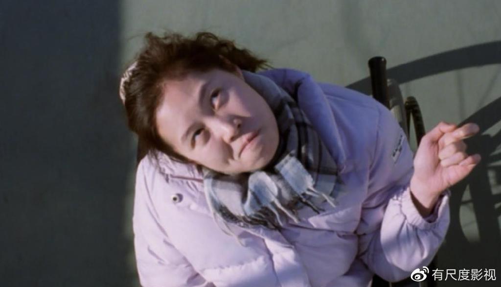 《绿洲》是2002年上映的韩国爱情电影,文素利在剧中出演重度脑麻痹