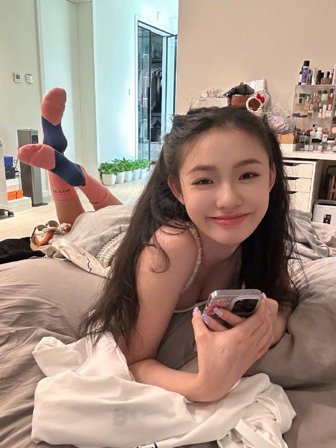 林允双马尾造型随拍针织背心居家风俏皮可爱的林允啊