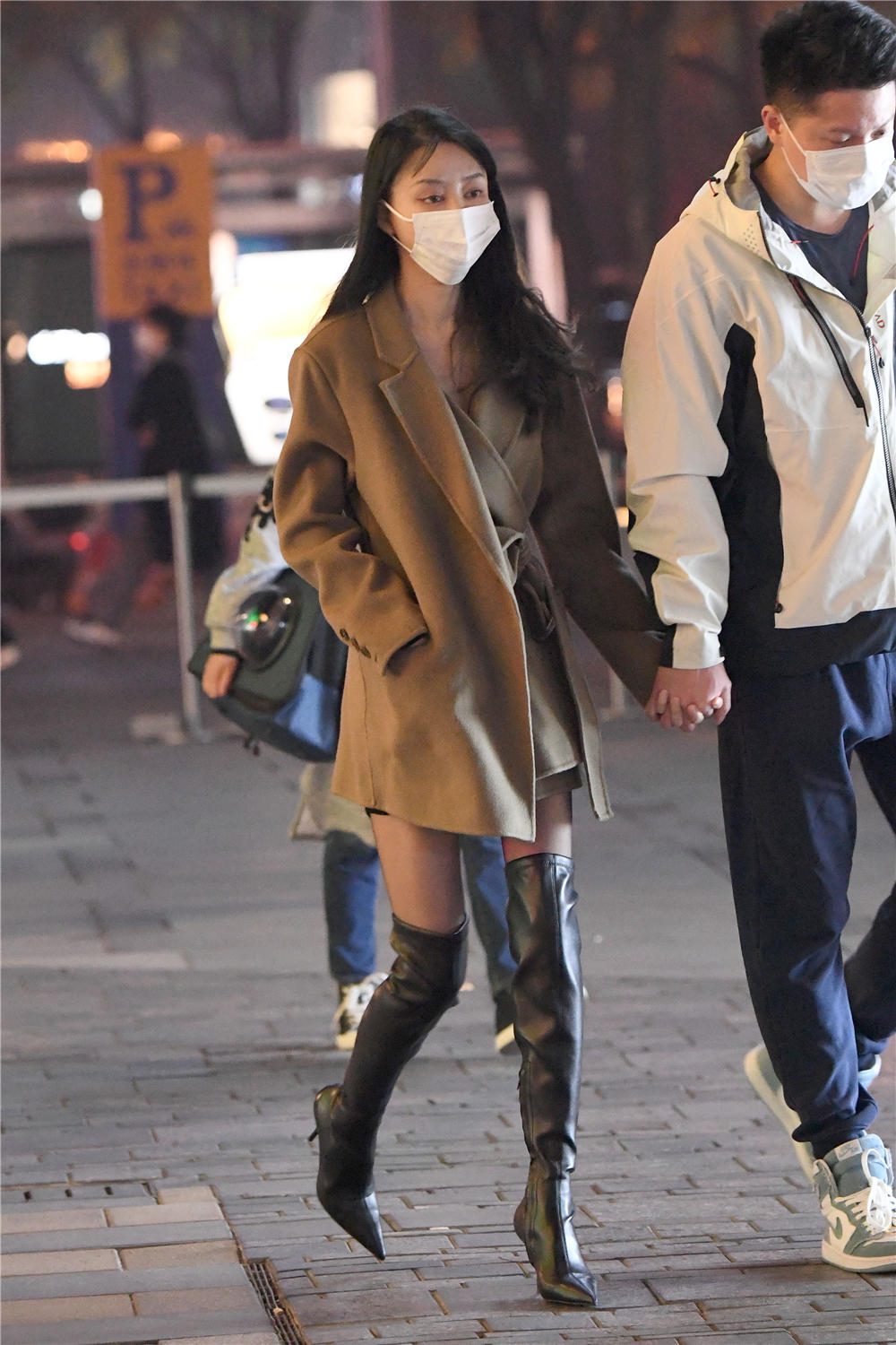 黑色丝袜搭配长靴秋冬季节的经典选择让你的搭配更轻松