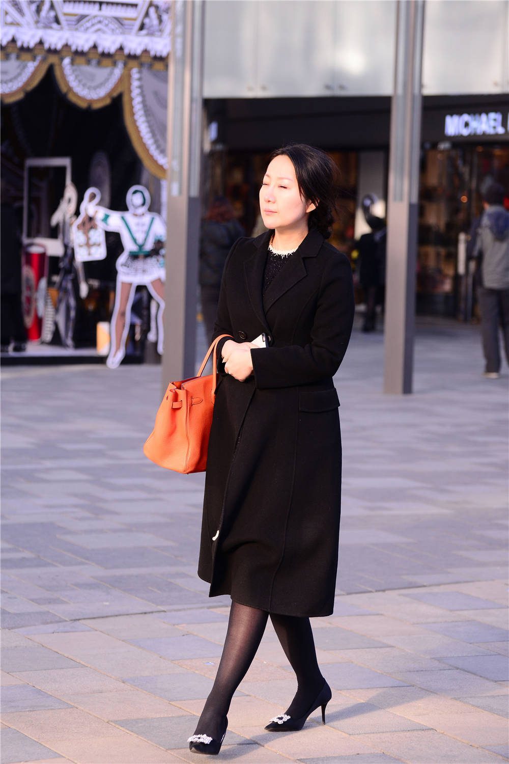 黑色丝袜,还是搭配高跟鞋,冬季出门依旧可以精致时尚|丝袜|呢子|美女