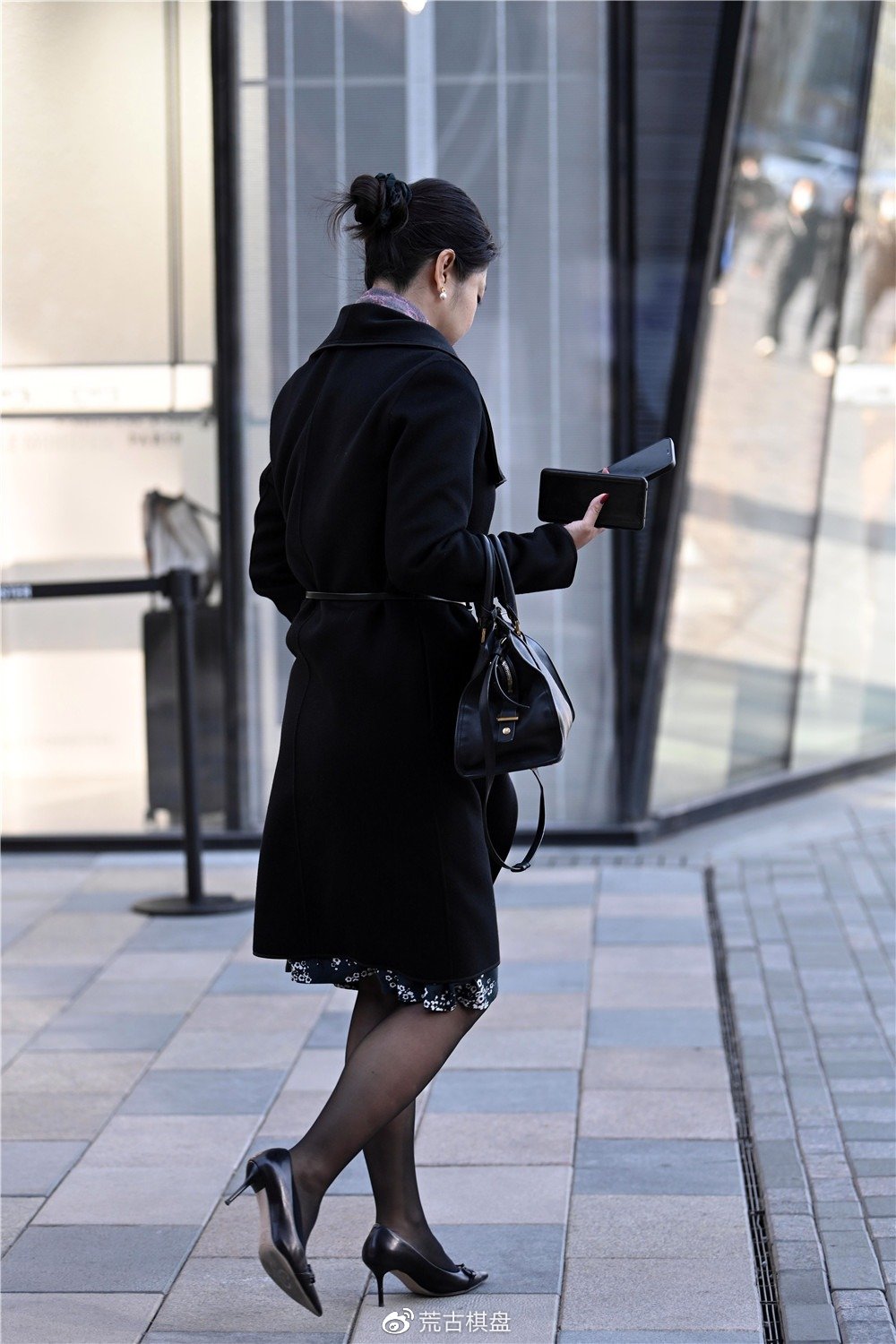 选择一些常见的风格,也会很好看,这位美女选择一款黑色丝袜,超薄的