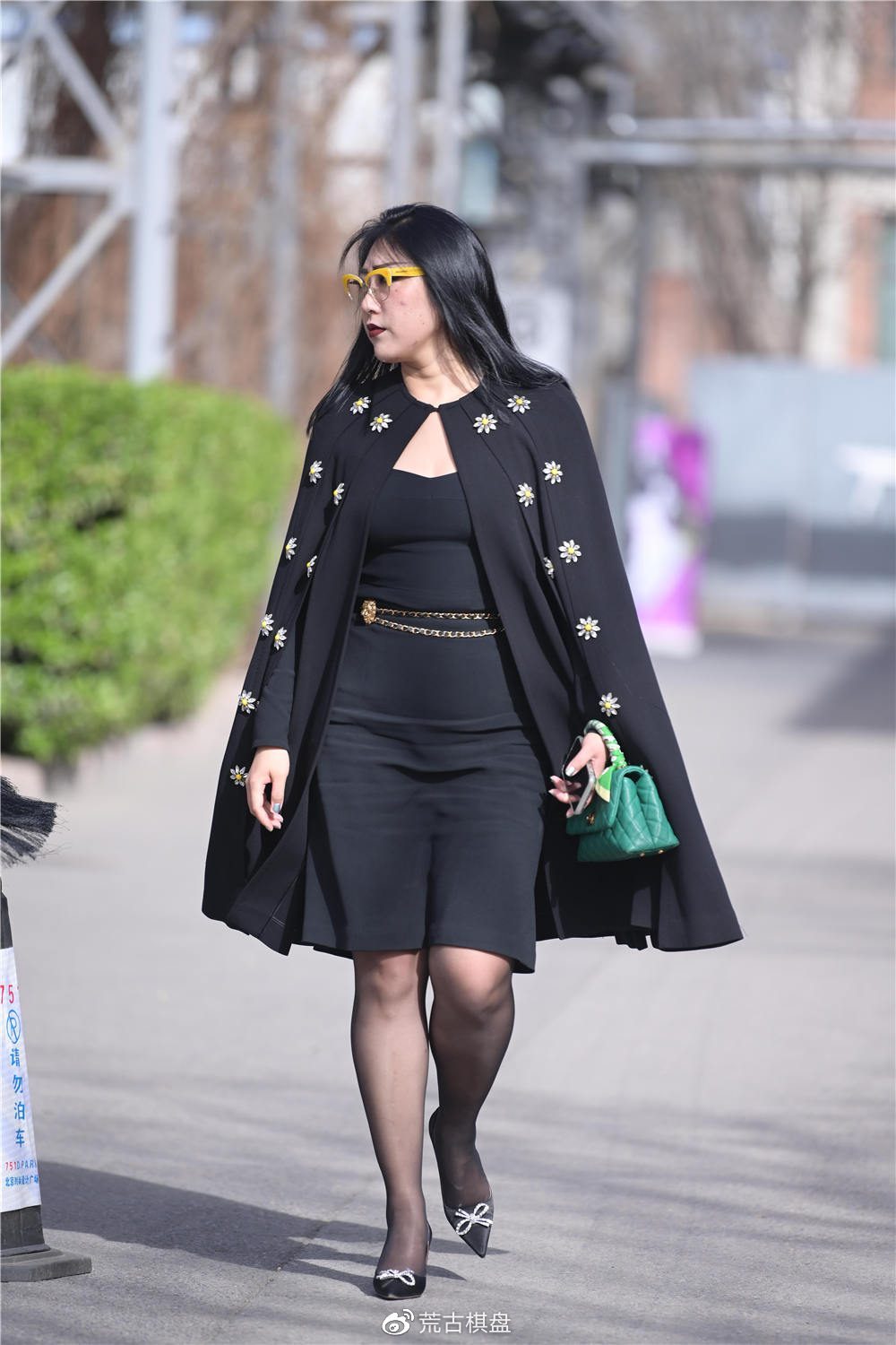 6厘米的尖头细跟鞋,丝绒的款式,搭配黑色丝袜很好看|细跟鞋|丝袜|美女