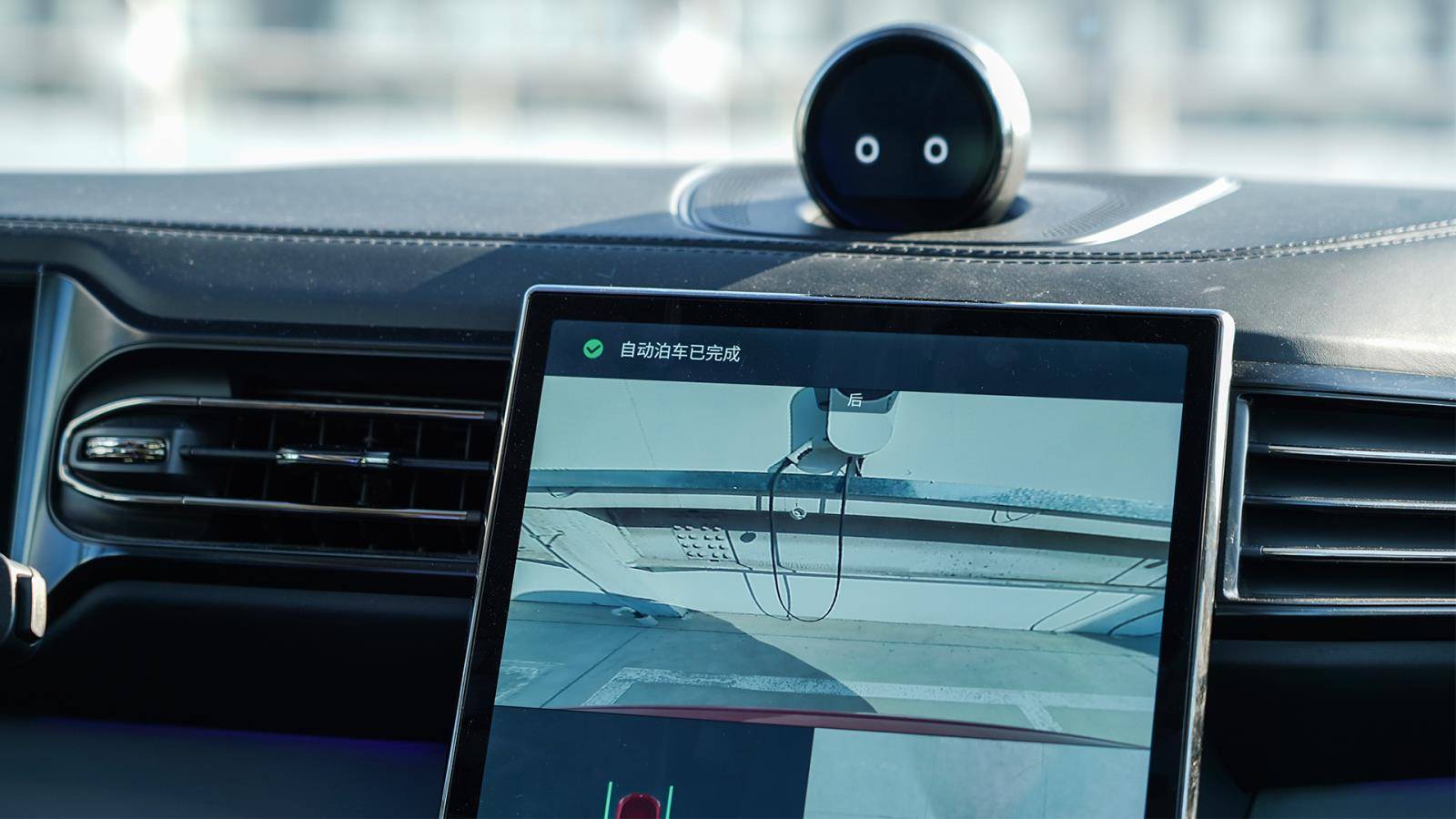 值得一提的是,如果车辆在第一次没有停在车位的正中间位置,它还会自动