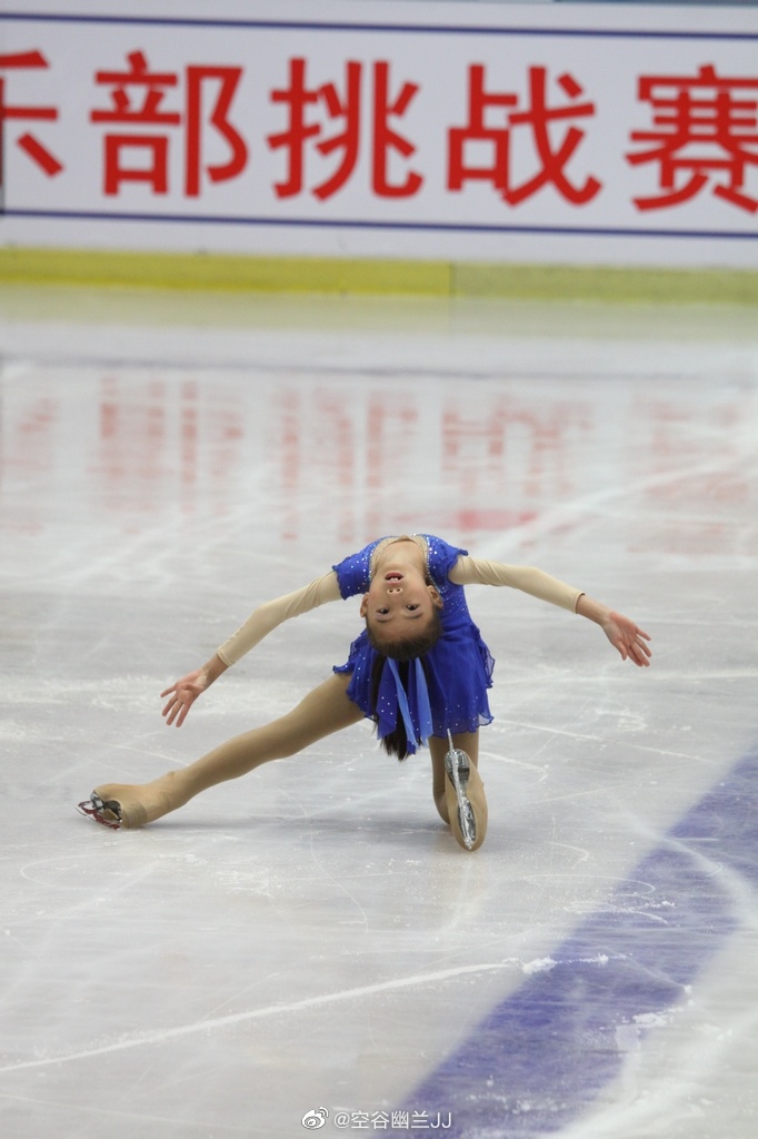 首都少儿花样滑冰赛别看小小年纪滑的很不错呢