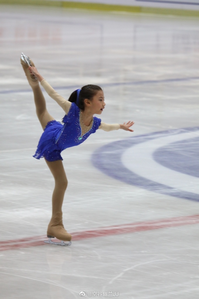 首都少儿花样滑冰赛别看小小年纪滑的很不错呢