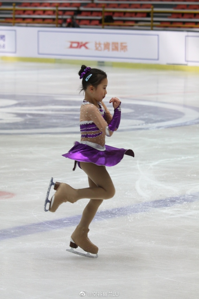 首都少儿花样滑冰赛别看小小年纪滑的很不错呢