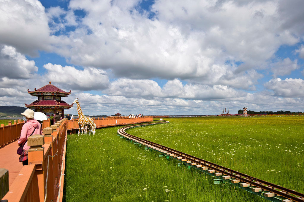镶嵌在八百里金莲川上的一颗璀璨明珠闪电湖