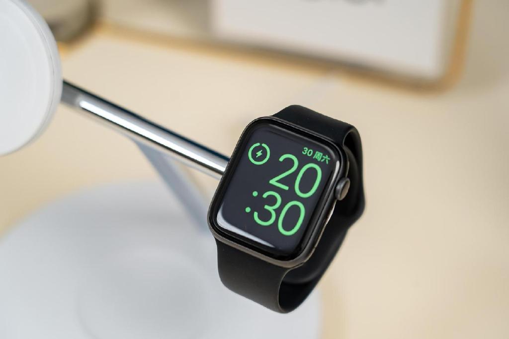 苹果用户福音手机手表耳机同时无线充电离无线化桌面又近一步