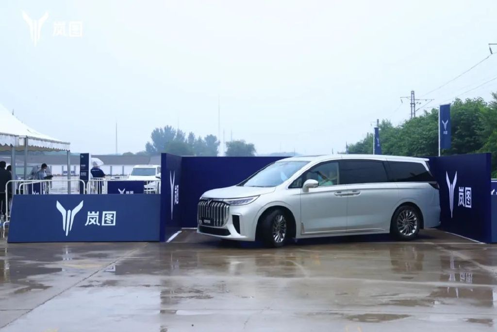 油与电的直面交锋，岚图梦想家对比丰田赛那