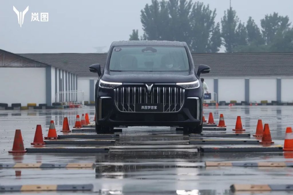 油与电的直面交锋，岚图梦想家对比丰田赛那