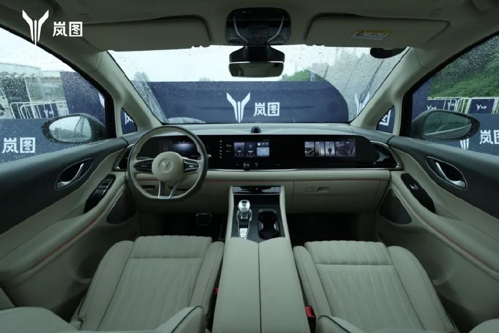 油与电的直面交锋，岚图梦想家对比丰田赛那