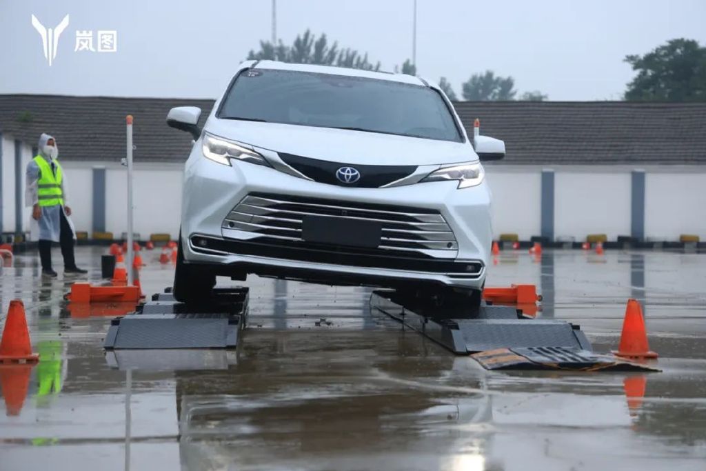 油与电的直面交锋，岚图梦想家对比丰田赛那