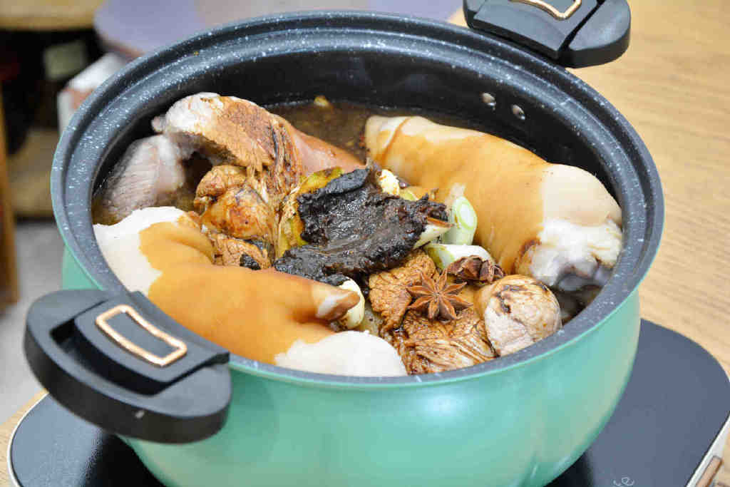 国庆节，一锅炖2个肘子2个猪蹄，又解气又解馋，从没这么痛快过休闲区蓝鸢梦想 - Www.slyday.coM