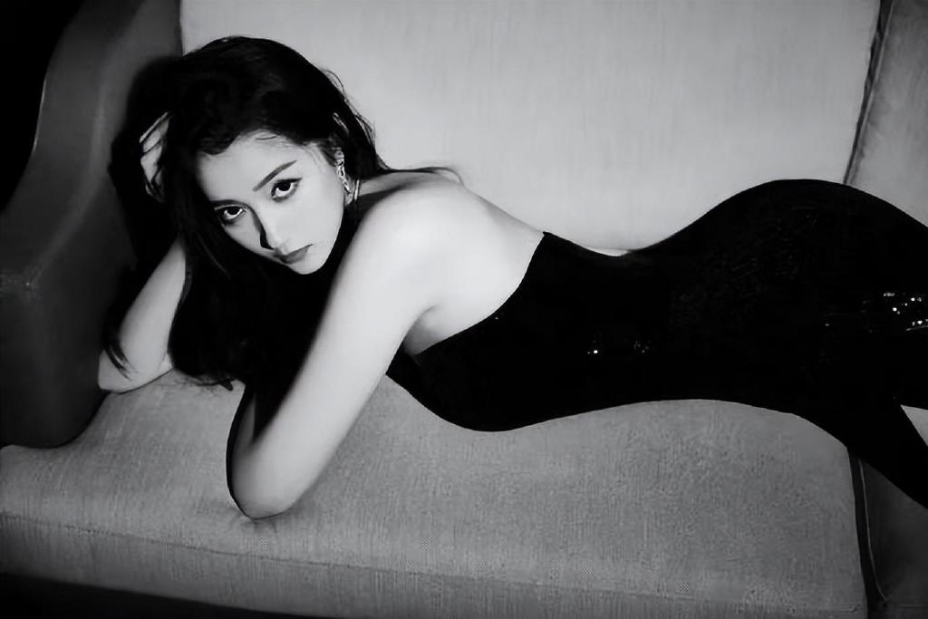 关晓彤造型封神穿包臀裙躺沙发凹出s曲线美到鹿晗都快配不上