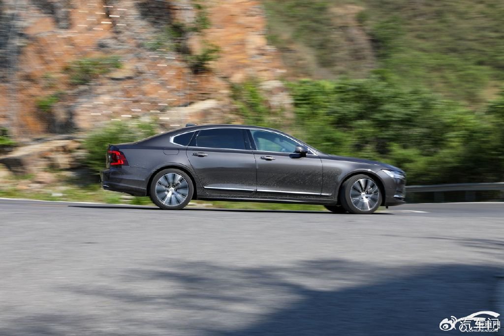 穿着西装去跑山自驾沃尔沃s90t8打卡红井路