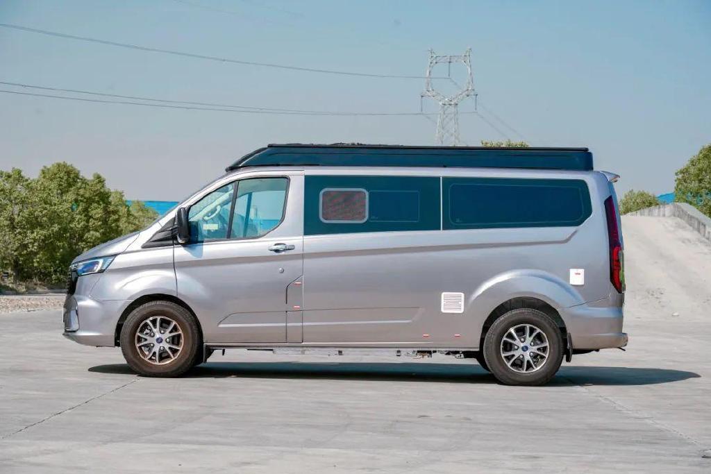 露营旅居移动的精致生活锐途v362电动升降硬升顶房车