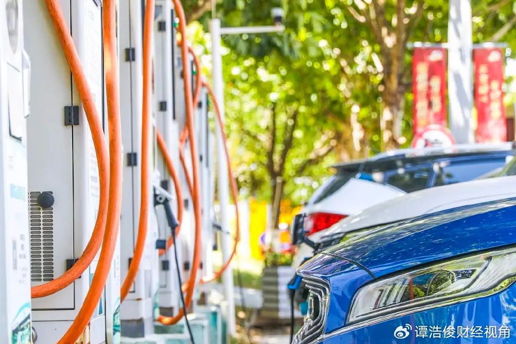 甚至未能真正走上燃油车行业赛道的情况下,抓住了新能源汽车发展的