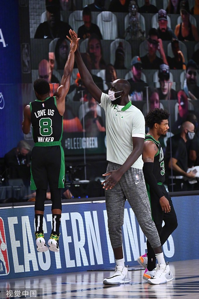 法尔身高2米26,此前在凯尔特人效力两年,场均2.7分2.