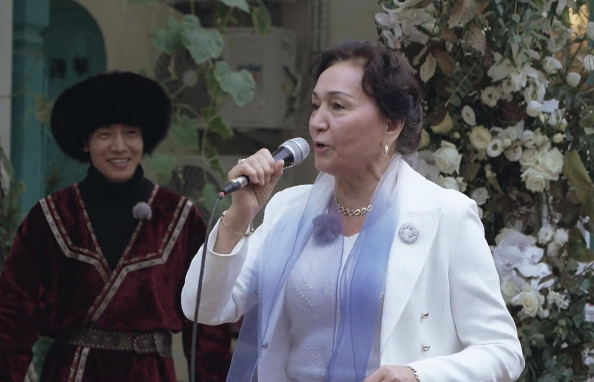 在这次婚礼上,妈妈展现了优越的唱功,还和爸爸一起跳舞,气氛非常热烈.