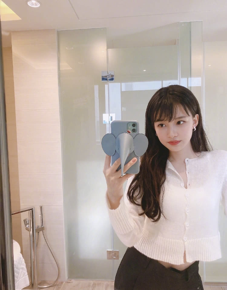 孙怡对镜自拍小露蛮腰,皮肤白皙惹人羡,嘴角甜笑暖化众人