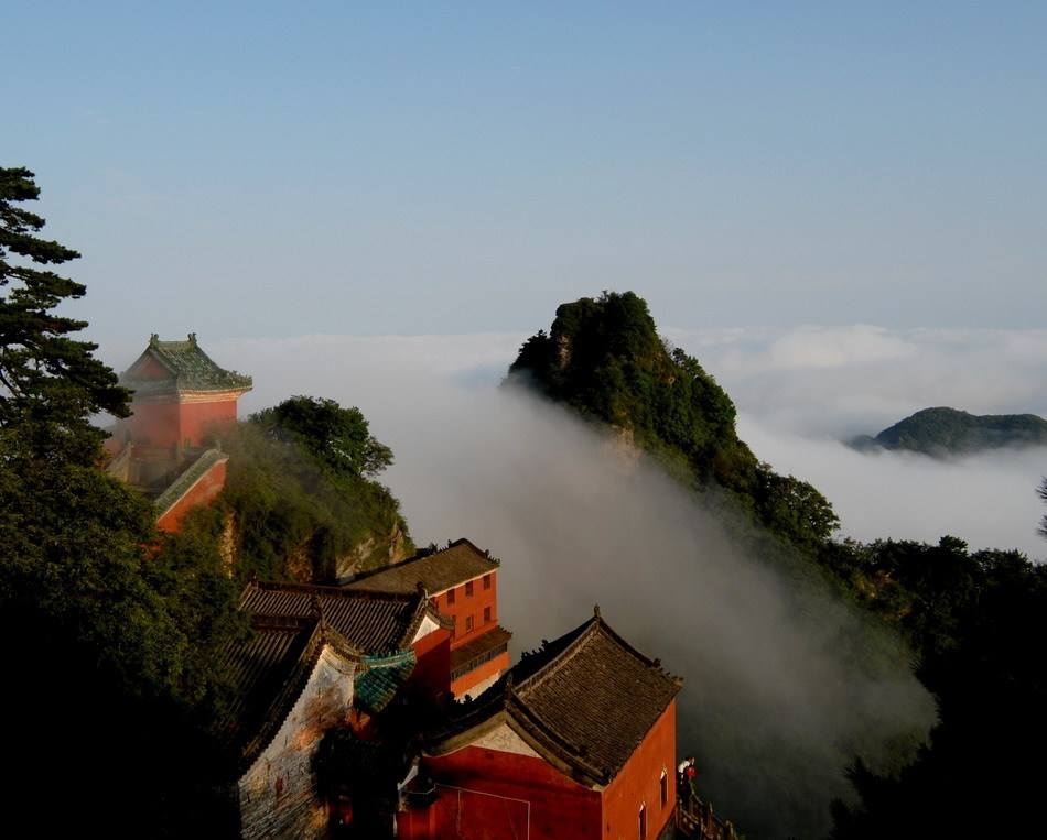 武当山位于湖北省十堰市境内属大巴山东段