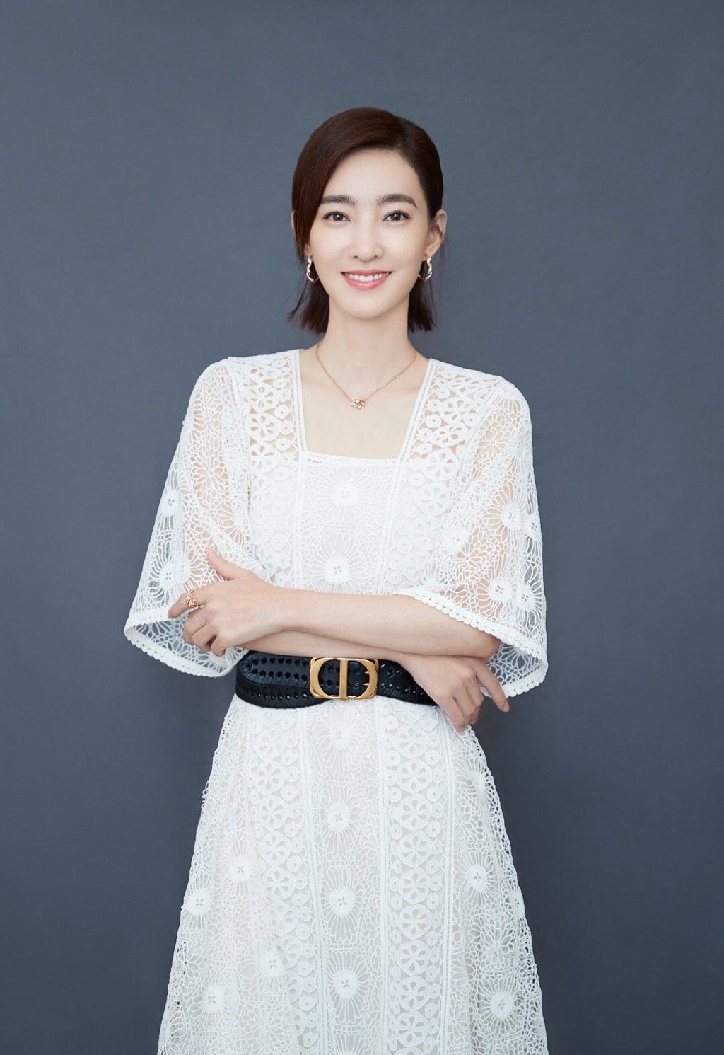 王丽坤|镂空白裙清雅写真