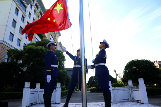桂林市消防救援支队举行国庆升国旗仪式|掌旗|歌唱祖国|黄结_新浪新闻