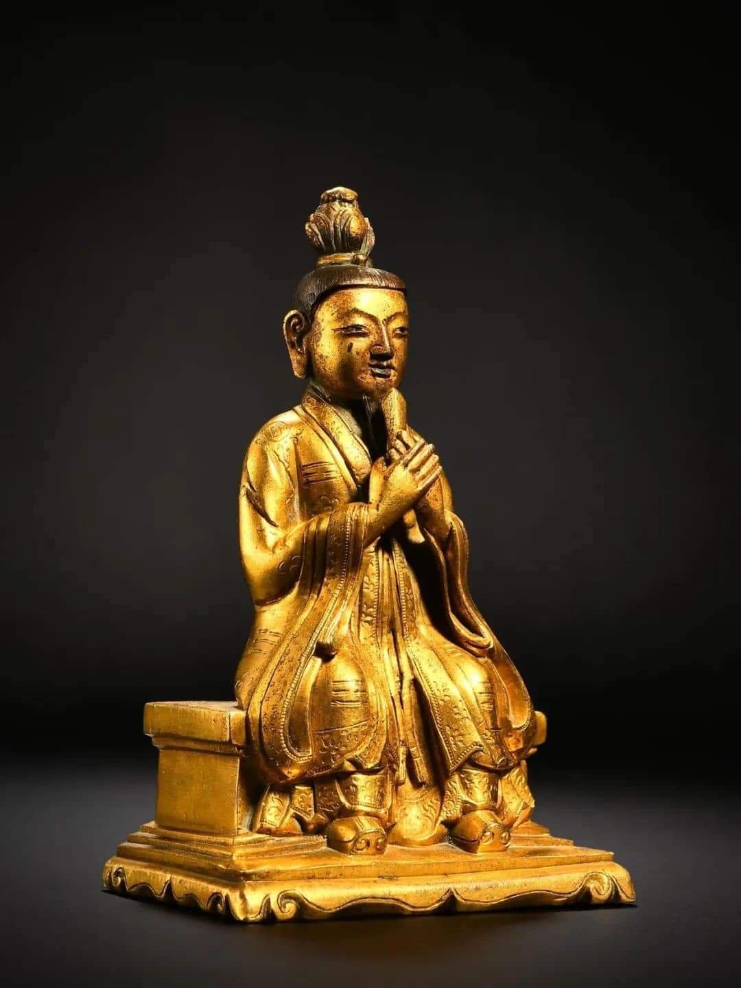 金光闪闪的佛像__财经头条